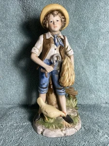 Statuina vintage HOMCO #8881 interno casa fattoria ragazzo raccolta grano con pollo - Foto 1 di 1