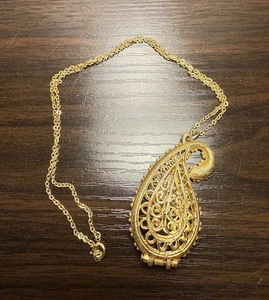 ¡Collar medallón perfume colgante Viviane Woodard filigrana PAISLEY oro años 70 de colección! - Imagen 1 de 5