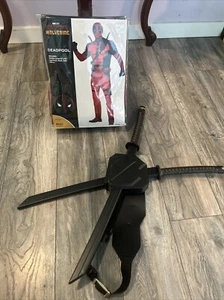 Disfraz Spirit Halloween Adulto Deadpool Talla Deluxe Pequeña Marvel Plus Espadas - Imagen 1 de 15