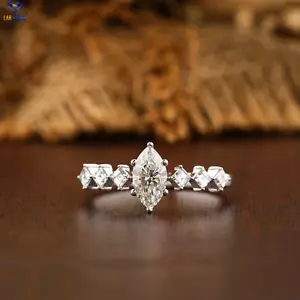 Anello 0,77 TDW Maquise And Carre Taglio Diamante Coltivato in Labstone Oro Bianco 18k - Foto 1 di 5