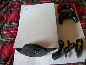 PS5 Edizione Disco viene fornito con 2 controller, supporto e tutti i fili! - Foto 1 di 11