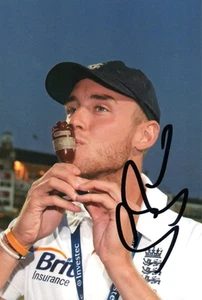 ENGLAND CRICKET: STUART BROAD SIGNED 6x4 ASHES TROPHY CELEBRATION PHOTO+COA - Picture 1 of 1