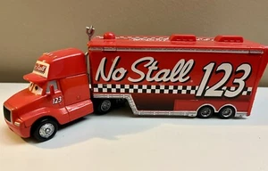 Disney Pixar Cars - Camion Trasportatore "No Stall 123" CON Auto Diecast - Foto 1 di 10