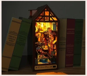 Romantic Town Book Nook - Book Shelf Insert - Bookcase with Light for Adult - Picture 1 of 10