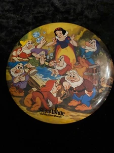 VINTAGE JUMBO 6" DISNEY SCHNEEWITTCHEN UND DIE SIEBEN ZWERGE RUNDE BUTTON ANSTECKNADEL 1937 - Bild 1 von 2
