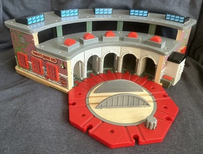 Thomas Wooden Railway - Cobertizo de motor Tidmouth de lujo mesa redonda sonido sin puertas Foto 1 de 4