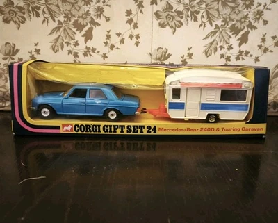 CORGI GS 24 Mercedes-Benz 240d & Touring Caravan Gify Set 24  - Immagine 1 di 4