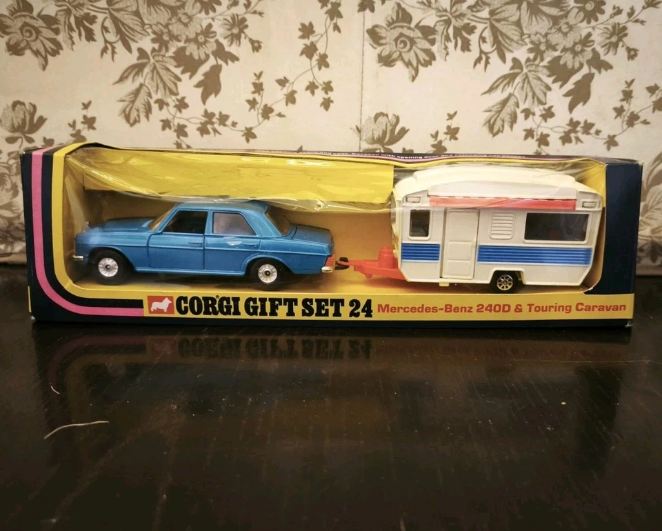CORGI GS 24 Mercedes-Benz 240d & Touring Caravan Gify Set 24  - Immagine 1 di 4