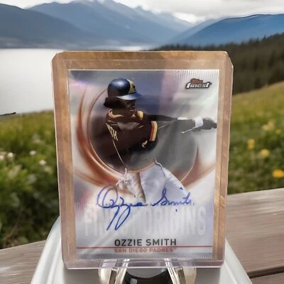 🔥OZZIE SMITH (HOFER) * 2019 TOPPS FINEST REFRACTOR VETERAN AUTO 🔥 - Image 1 of 2