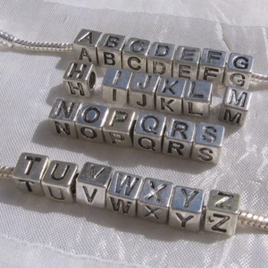1 perle lettre alphabet A-Z 7mm trou 5mm métal argenté anneau cube serpent *K27A - Picture 1 of 30