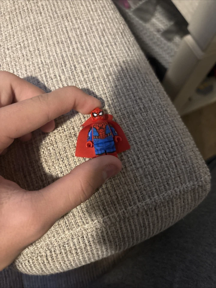 Lego Marvel Minifigura Zombie Hunter Spidey (Hombre Araña con Capa) Foto 1 de 4