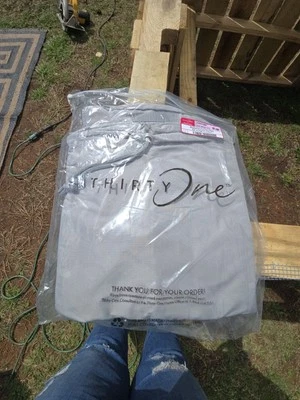 Bolsa de lavandería Thirty-One con cordón color gris susurro Foto 1 de 4