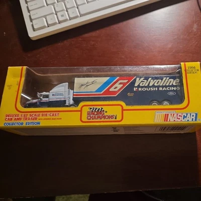 Transportador fundido a presión Mark Martin Racing Champions 1994 edición coleccionista 1:87 Foto 1 de 2