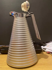 Die „Gerillte“, Luxus-Thermos Kanne, dezent mattsilber gerillt! Design Ikone!! - Bild 1 von 4