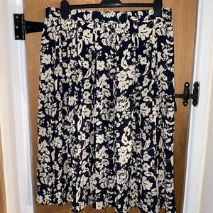 Vintage Marks & Spencer Size 20 Navy & Beige Floral Pleated Calf LengthSkirt VGC - Picture 1 of 2