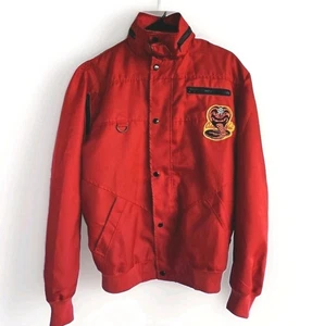 Chaqueta Bomber Cobra Kai Roja Para Hombre Mediana The Leathers Hub Karate Niño Parche Cremallera - Imagen 1 de 6