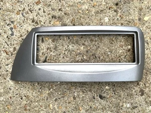 MK1 Ford KA 1996-2008 Aftermarket Autoradio Singolo Din Adattatore Lunetta Argento - Foto 1 di 12