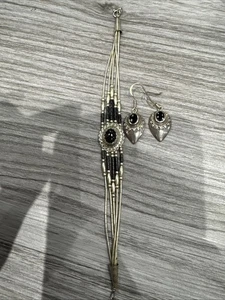 Juego de brazalete y pendientes de ónix negro natural y plata líquida nativa - Imagen 1 de 7