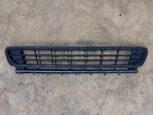 VW Golf VII 5G Highline Chrom Stoßstange Einsatz Gitter Abdeckung MITTE - Bild 1 von 3