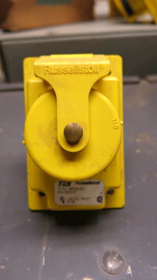 Russellstoll 9R23U2W, 20 Amperios, 250 Voltios, 3 Cables, Pin y Manguito Receptáculo - PS86 Foto 1 de 4