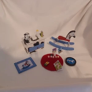 Lote de accesorios de guardería para casa de muñecas miniatura caballo caja de juguetes bloques libros - Imagen 1 de 10