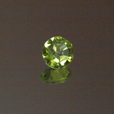 Peridot Olivin facettiert rund 5,2 mm 0,7 ct Brillantschliff - Bild 1 von 4