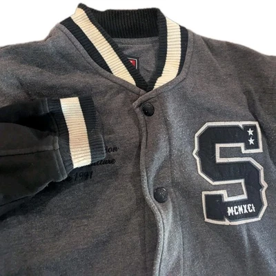 Chaqueta Southpole Gris/Negro Universitaria Manga Larga Botón a Presión Mediana Foto 1 de 4