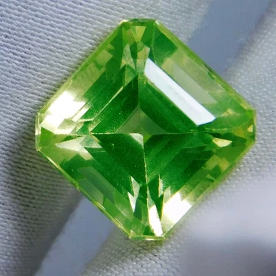 Certified 12.70 Ct Ravishing! Shimmering Lustrous Natural Green Peridot Gemstone - Image 1 of 4