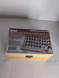 Perlenschmiede 1,5 mm Buchstaben & Zahlen Locher Set 36 Stück Gothic Großbuchstaben + 3 andere - Bild 1 von 8