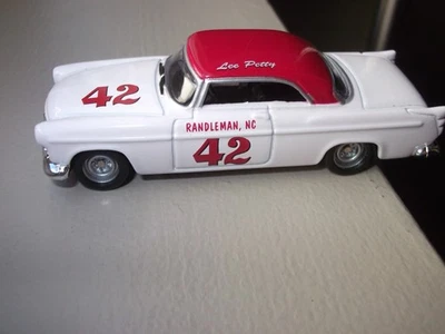 CAMPEONES DE CARRERAS RICHARD PETTY 5 DÉCADAS DE PETTY VINTAGE 1955 OLDSMOBILE 1/64 Foto 1 de 4