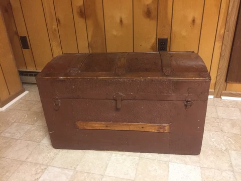 Vintage Chest/trunk.32"X18X17Painted,No ey.sturdy. Local Pickup only. MAKE OFFER Cover
