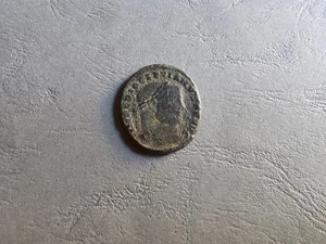 Pièce de Monnaie Romaine - Follis Constantinus Nob Caes Sacra Monet Augg et Caes - Picture 1 of 7