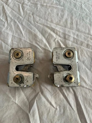 OEM Porsche 1983 1984 1985 924S 944 par de cerradura de cierre de puerta izquierda derecha con perno Foto 1 de 4