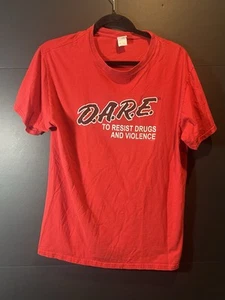 VINTAGE Y2K DARE DARE TO RESIST FRUIT OF THE LOOM T-SHIRT ROT GRÖSSE MEDIUM - Bild 1 von 10