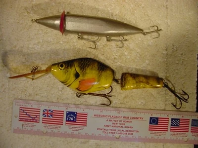 2 Винтажных Рыболовные приманки - 1 Jtd. Глубоководный дайвинг других производителей 6-1/4 дюйма в форме рыбы и 1 дерево - Изображение 1 из 4