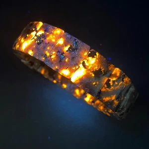Palm Under UV Very Bright Yooperlite Yooper Stone Lake Superior Glowing Rock - Picture 1 of 9