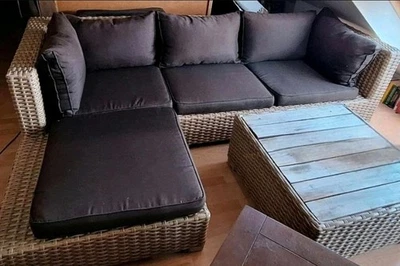 3er-Sofa-Lounge-Set + Ottomane + Tisch mit Holzplanken OBI + Kissen - Bild 1 von 3