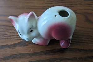 Vintage SHAWNEE Small Cat Leaning Forward Mini Planter #964 or Toothpick Holder - Picture 1 of 3