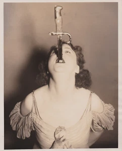 1940 Pressefoto unbekannte Frau Schwert Schlucker führt Trick aus - Bild 1 von 2