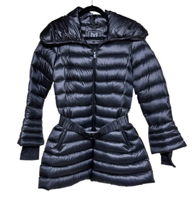 Chaqueta acolchada de plumón azul Dawn Levy Judy negra para mujer talla pequeña” Foto 1 de 4