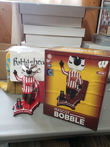 NIB FOCO 2015 BUCKY MASCOT WISCONSIN BADGERS BOBBLEHEAD "NATIONAL CHAMPIONS" Cover