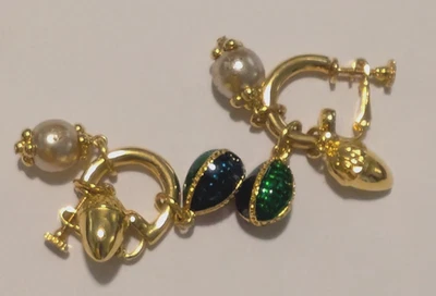 Pendientes Joan Rivers tono dorado esmalte y diamantes de imitación aro huevo dije con tres dijes Foto 1 de 4