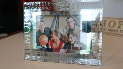 Marco de fotos de vidrio Memories, letras plateadas para fotos de 4x6 Foto 1 de 4