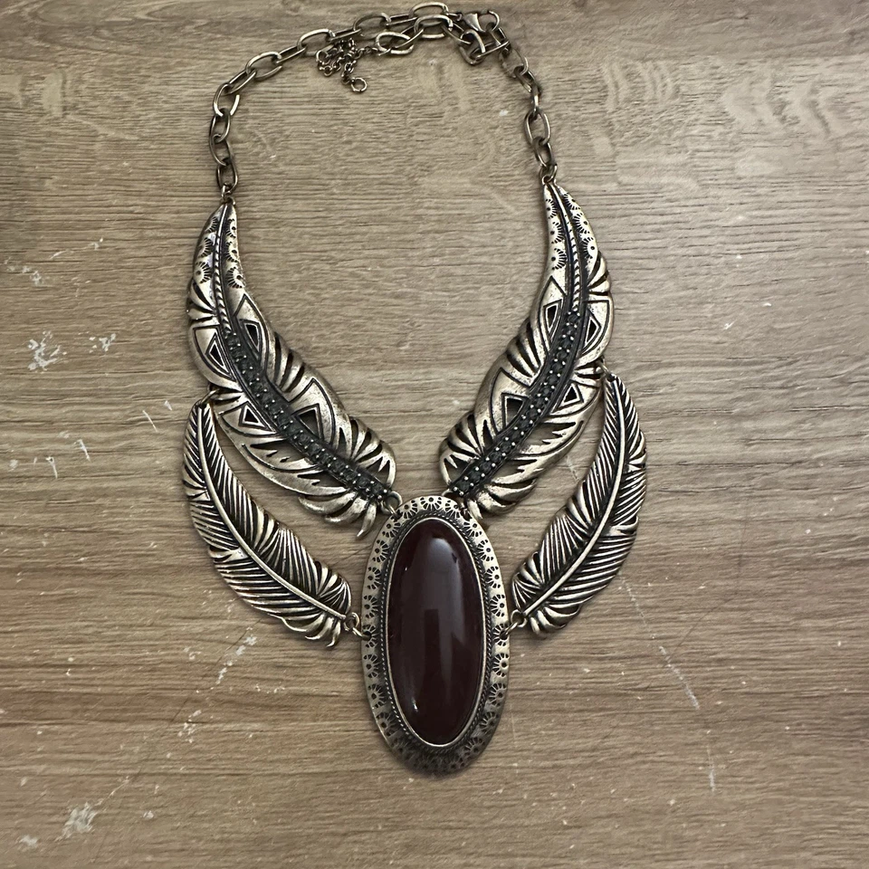 OLIVIA WELLES Pluma Babero Collar Borgoña Foto 1 de 4