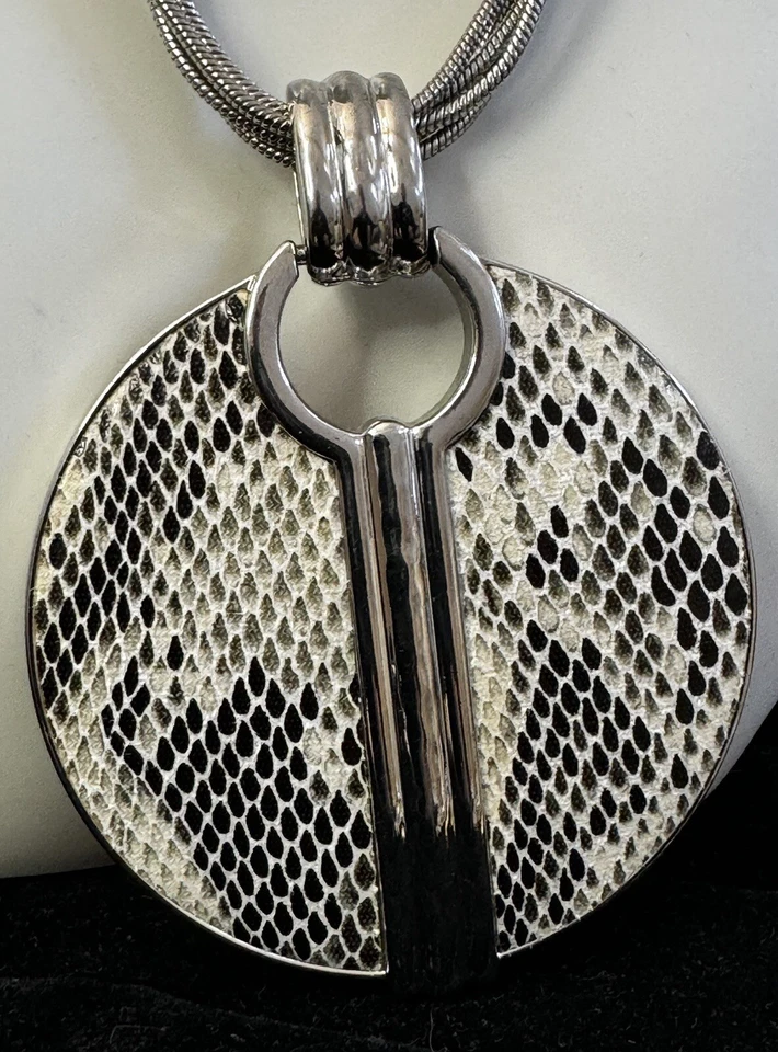 Collar Colgante Colección Chico's Ryan Estampado Pitón Tono Plata Corpcore Wild Foto 1 de 4