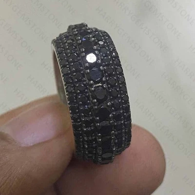 Alianza de boda de eternidad de moissanita negra de corte redondo de 5 quilates para hombre enchapada en oro blanco de 14 quilates Foto 1 de 4