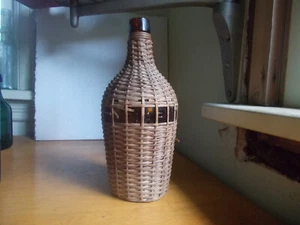 BOTELLA DE WHISKY SOPLADA A MANO I.W. HARPER EMB 1890 CON CUBIERTA DE MIMBRE ORIGINAL - Imagen 1 de 8