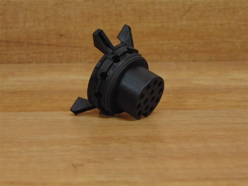 Plug Socket Housing Genuine Mercedes W460/W461/W463/901/906 - A0005403781 - Image 1 of 1