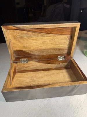 ¿Acacia de madera cubierta de aluminio vintage? FONDO CIGAR humidor CAJA FIELTRO FONDO bonito Foto 1 de 4