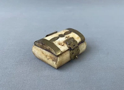Coffre miniature en os et laiton, petit coffre ancien - Photo 1/4